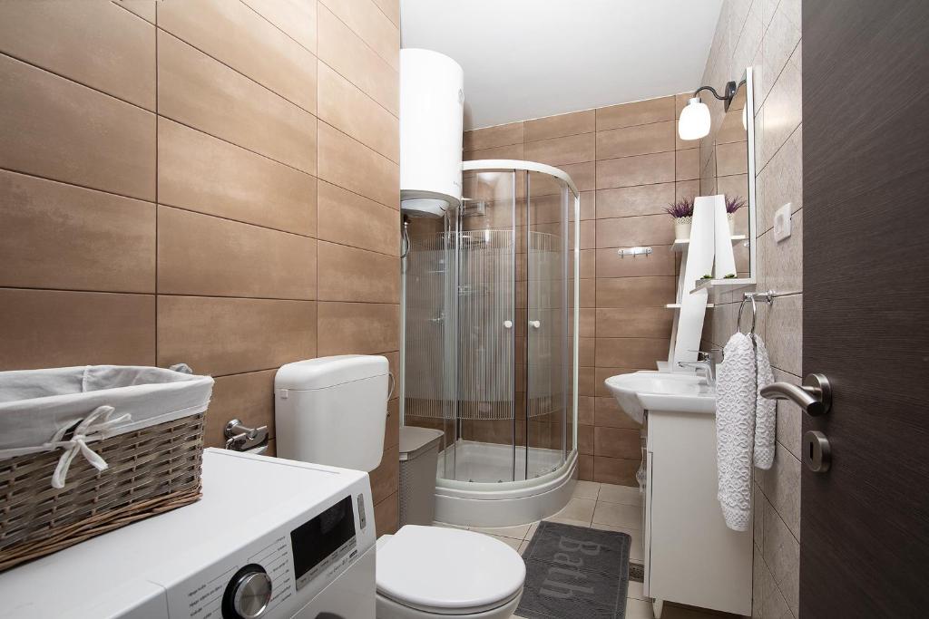 Stylish City Stay with Balcony & Free Parking photo 3