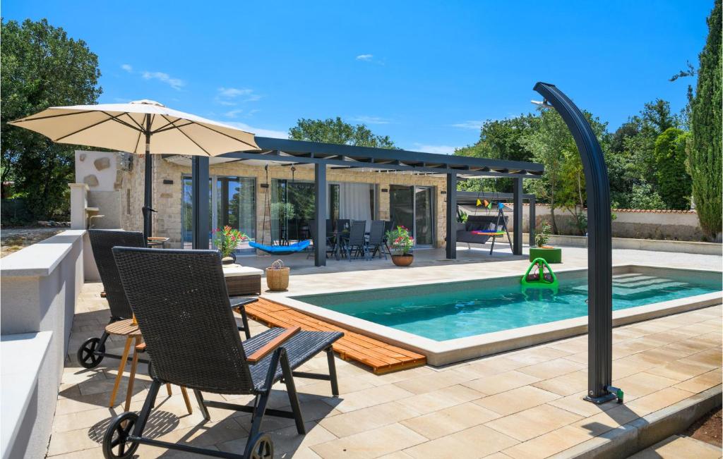 Luxurious Home In Peroj photo 2