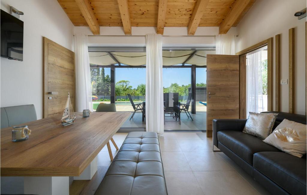 Luxurious Home In Peroj photo 3