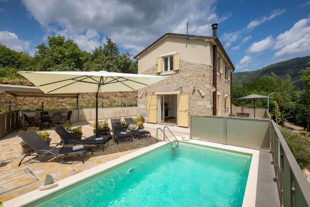 Rustic villa Casa Mavretici with pool in Motovun — photo 1