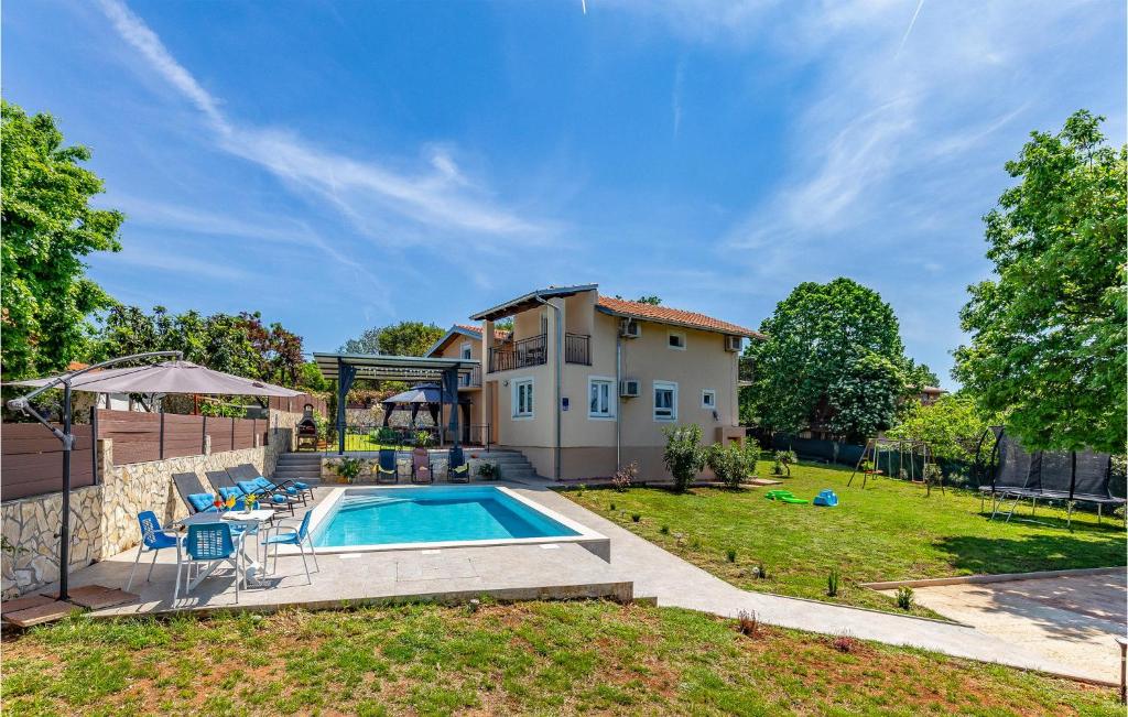 Amazing House With Pool — photo 1
