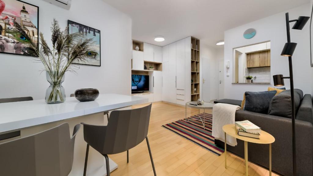 Aurelia's Stylish Place with FREE parking — photo 1
