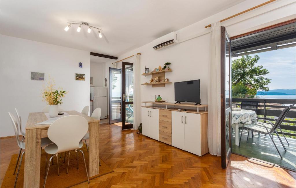 2 Bedroom Stunning Apartment In Njivice photo 3