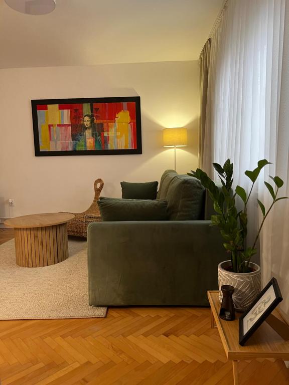 Garden Lane Quiet Townhouse with Private Garden & Parking — photo 1