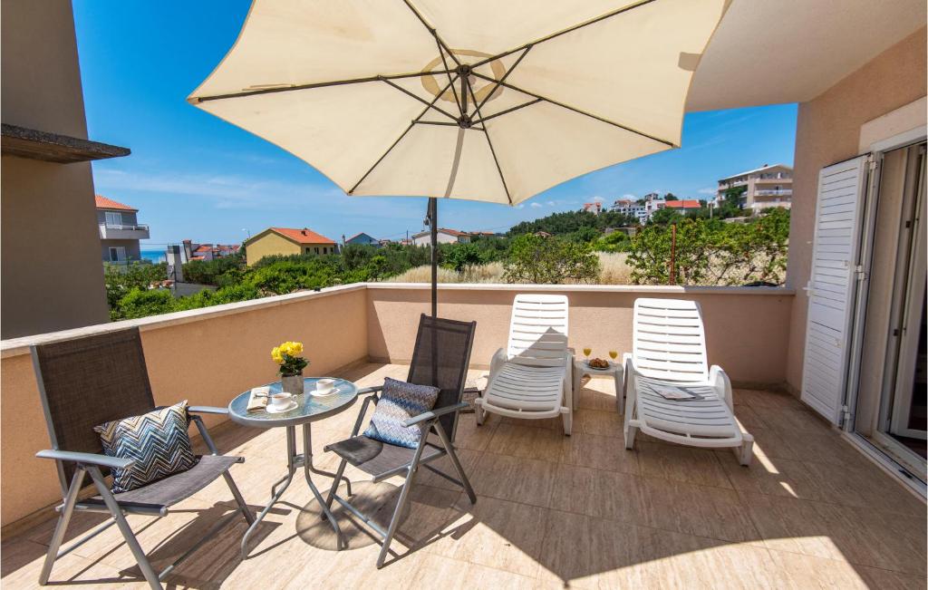 Beautiful Apartment In Podstrana With Wifi — photo 1