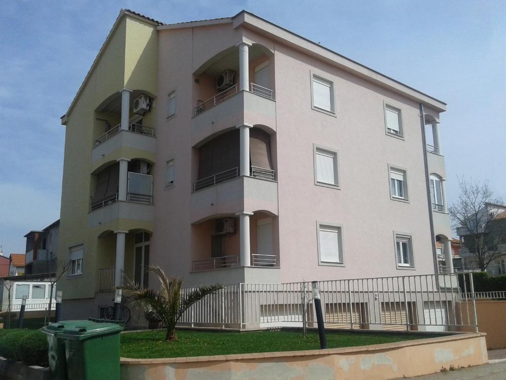 Apartments with a parking space Zadar - 14114 — photo 1
