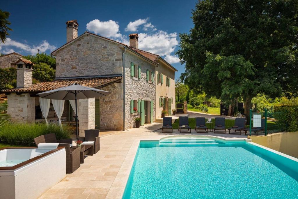 Rustic villa Zvonar with pool in Motovun — photo 1