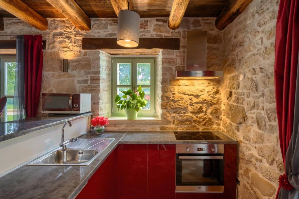 Rustic villa Zvonar with pool in Motovun photo 3