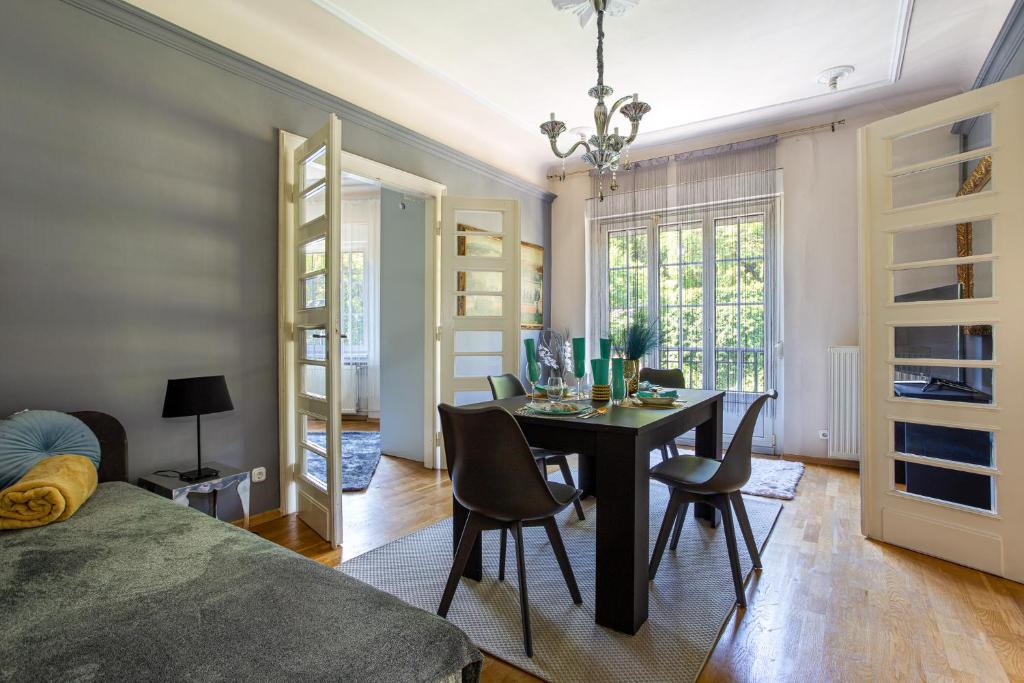 Serpentine Apartments at Buda Castle — photo 1