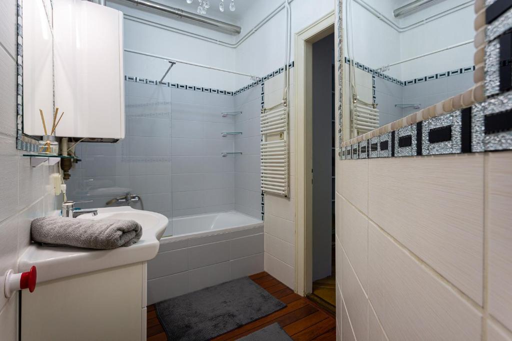 Serpentine Apartments at Buda Castle photo 3