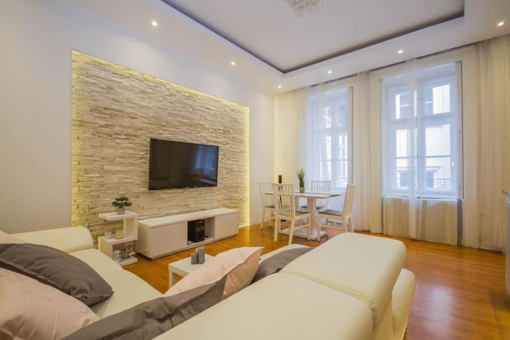 Cozy Hideaway on Szervita Square — photo 1