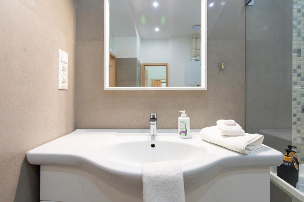 W Home - Danube & Parliament View Apartment - Sleeps 4 photo 3