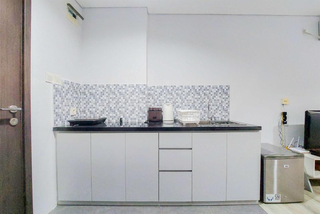 Homey and Modern Studio at Bintaro Icon Apartment By Travelio photo 2