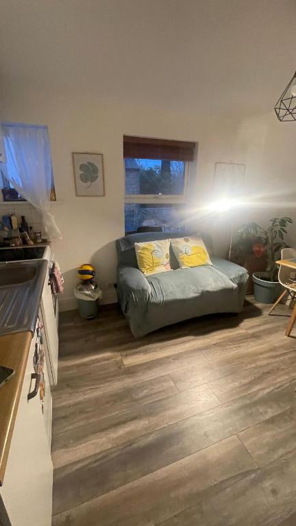 Small 1 bedroom Apartment near city centre photo 2