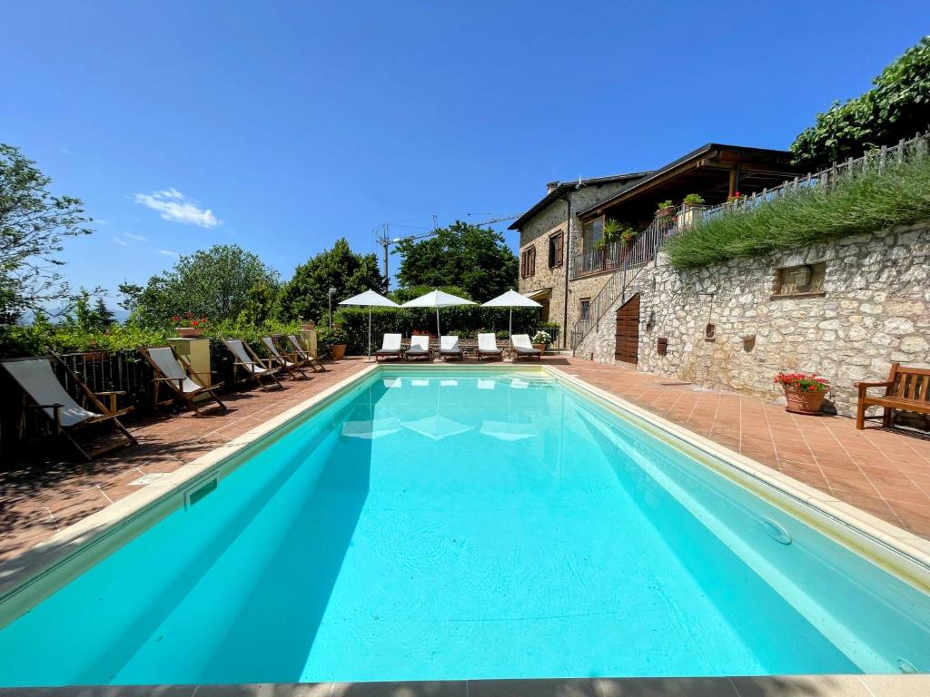 Luxurious Umbrian Retreat for 10 with Private Terrace and Pool photo 2
