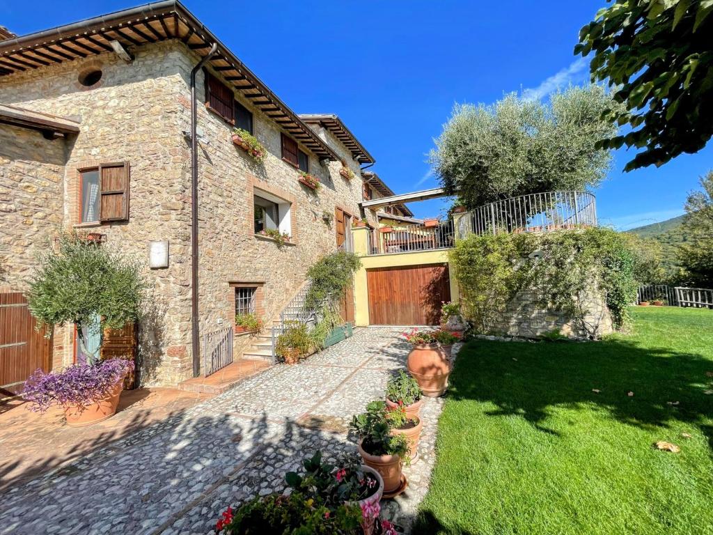Luxurious Umbrian Retreat for 10 with Private Terrace and Pool photo 3