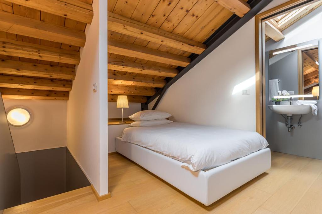 The Silk House by LionHost photo 2