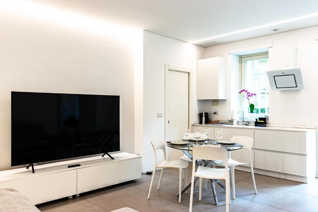 WHITE ROMA - elegant and comfortable photo 2