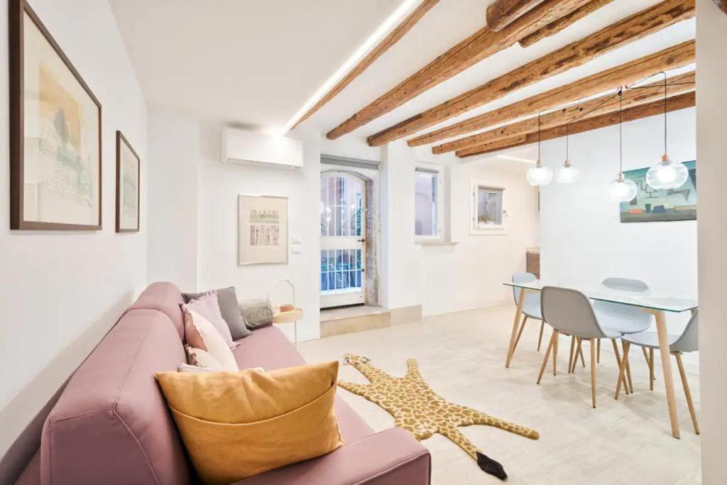 Charming Central Apartment with Private Courtyard — photo 1