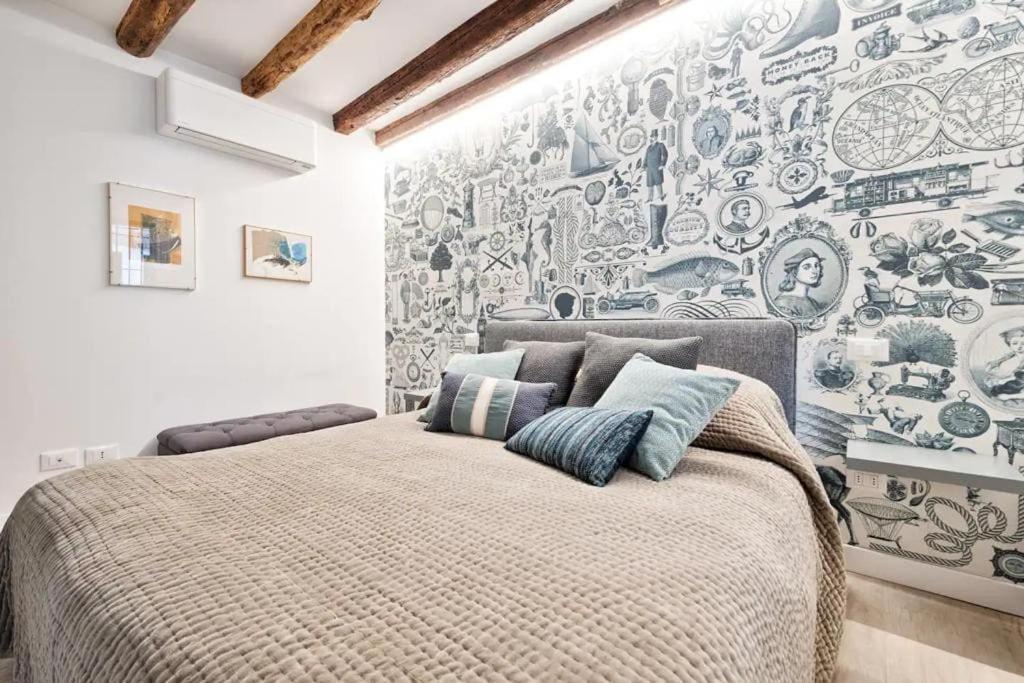 Charming Central Apartment with Private Courtyard photo 2