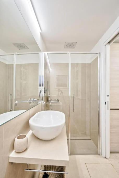 Charming Central Apartment with Private Courtyard photo 3