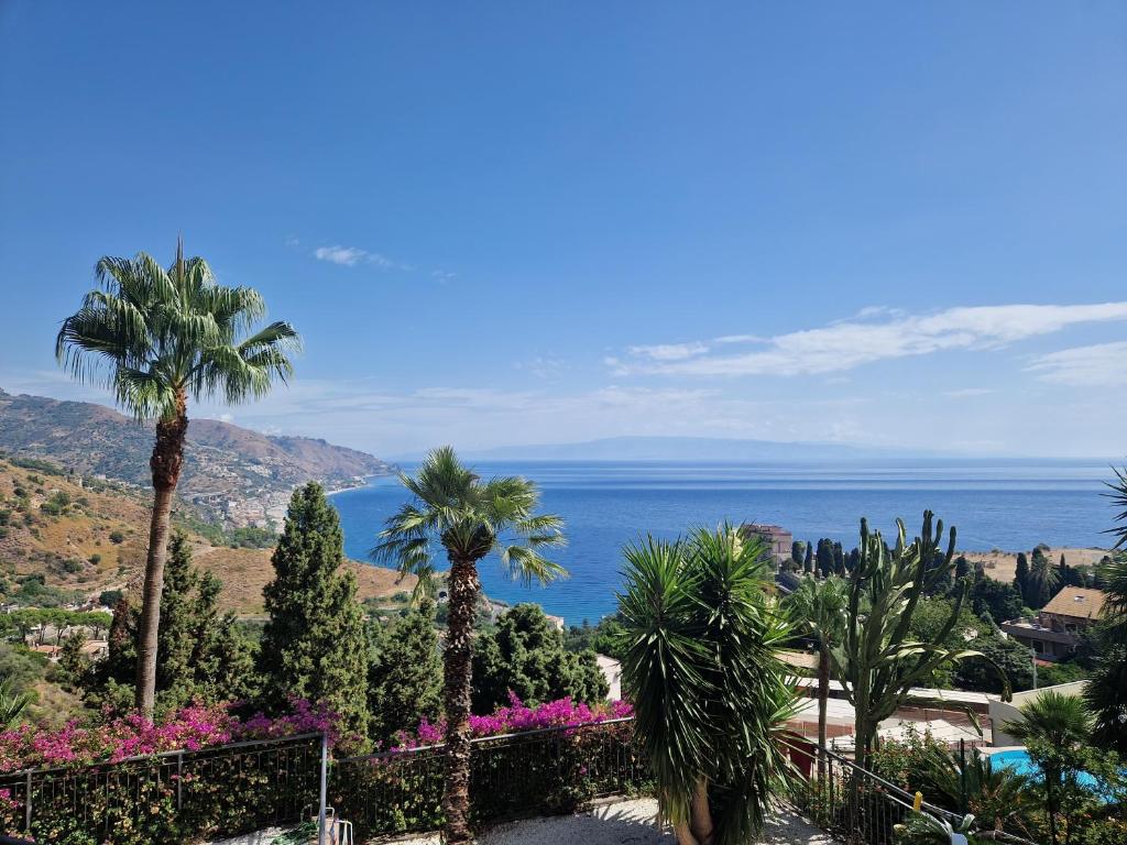 Perla Mediterranea Taormina Holidays Appartamento Panoramico con Piscina photo 2