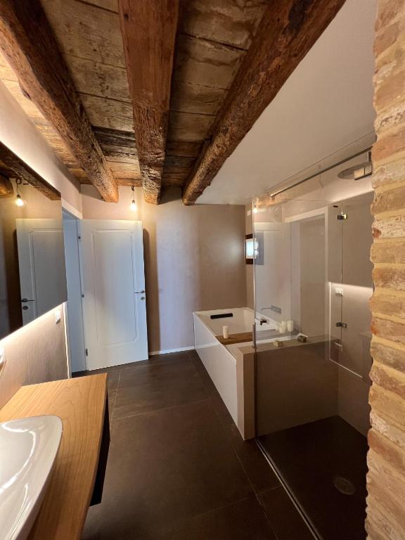Venice Luxury Suite - Private Jacuzzi and Design photo 3