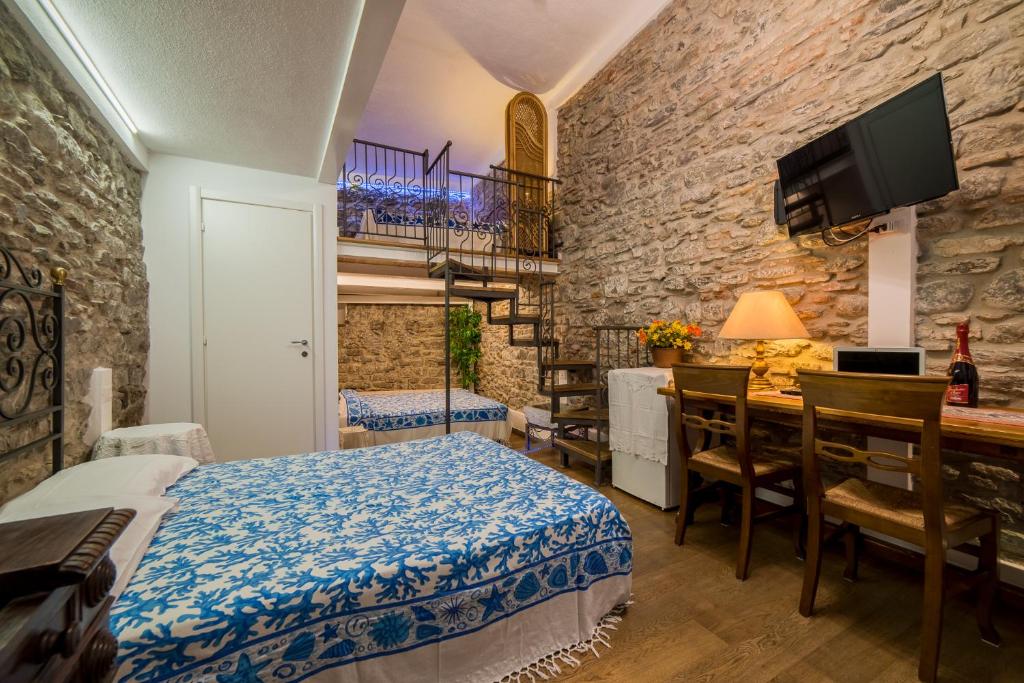 The Vernazza Main Plaza - Rooms & Suites photo 2