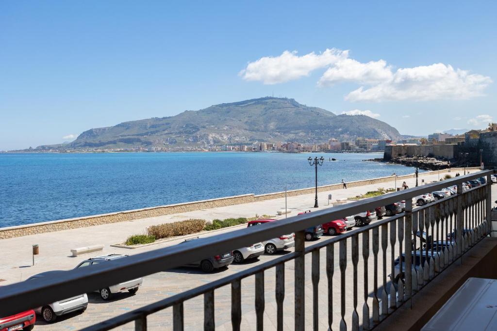 GuestHost - Sirene Seaview Apartment with Balcony — photo 1