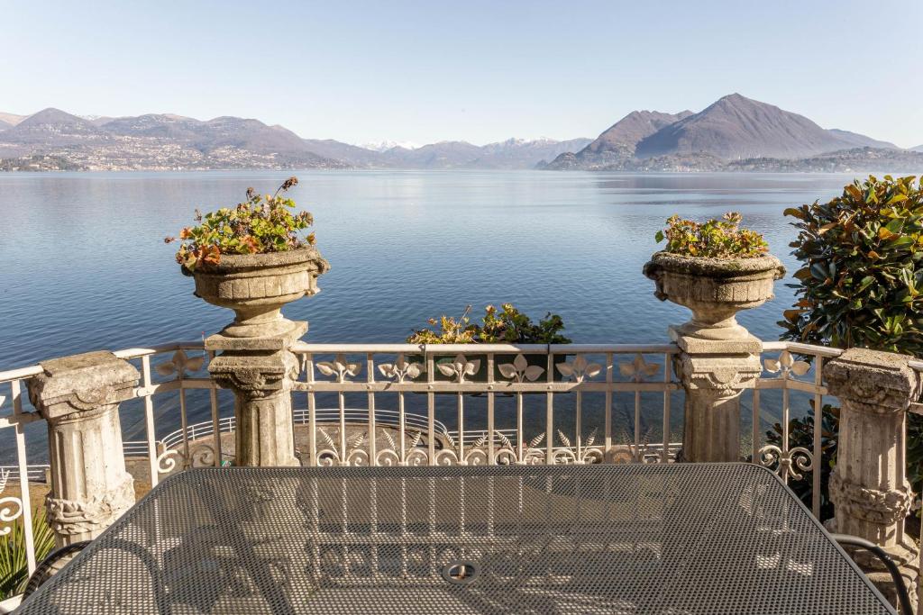 Villa Niobe - Exclusive Lakefront Apartment With Private Beach — photo 1