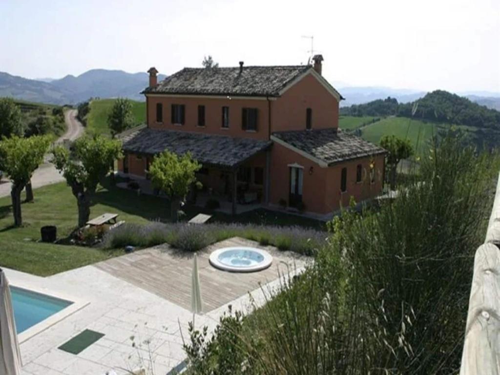 Rustic holiday home in Urbania with bubble bath photo 3