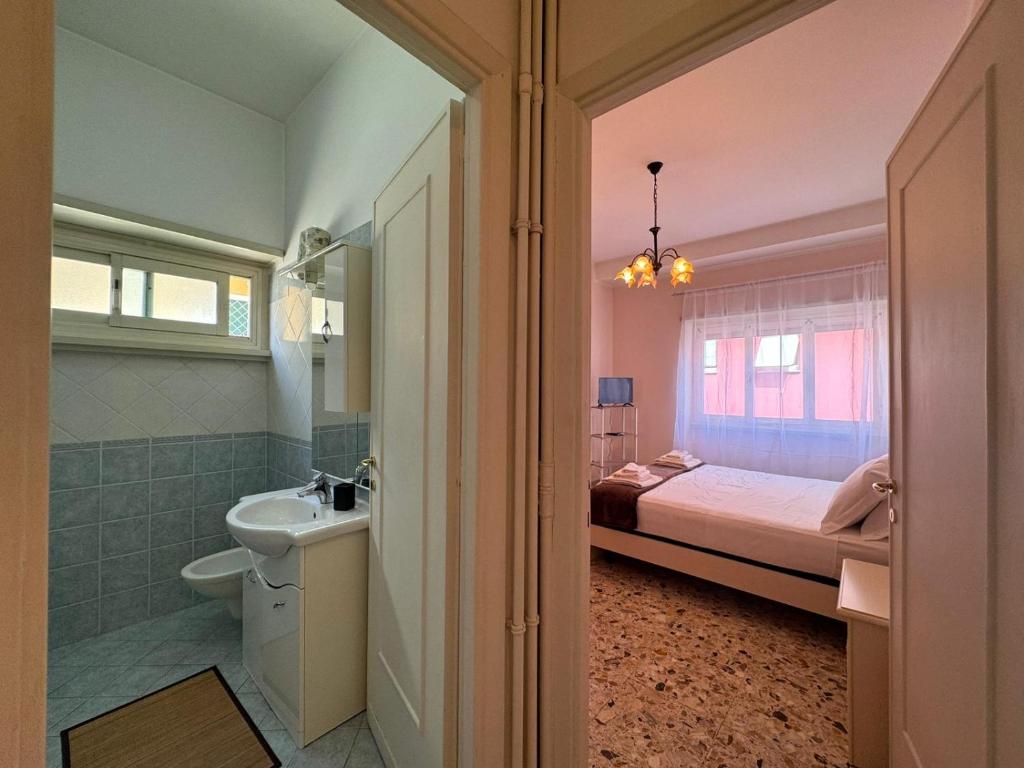 Vintage Comfort Steps from Vatican photo 3