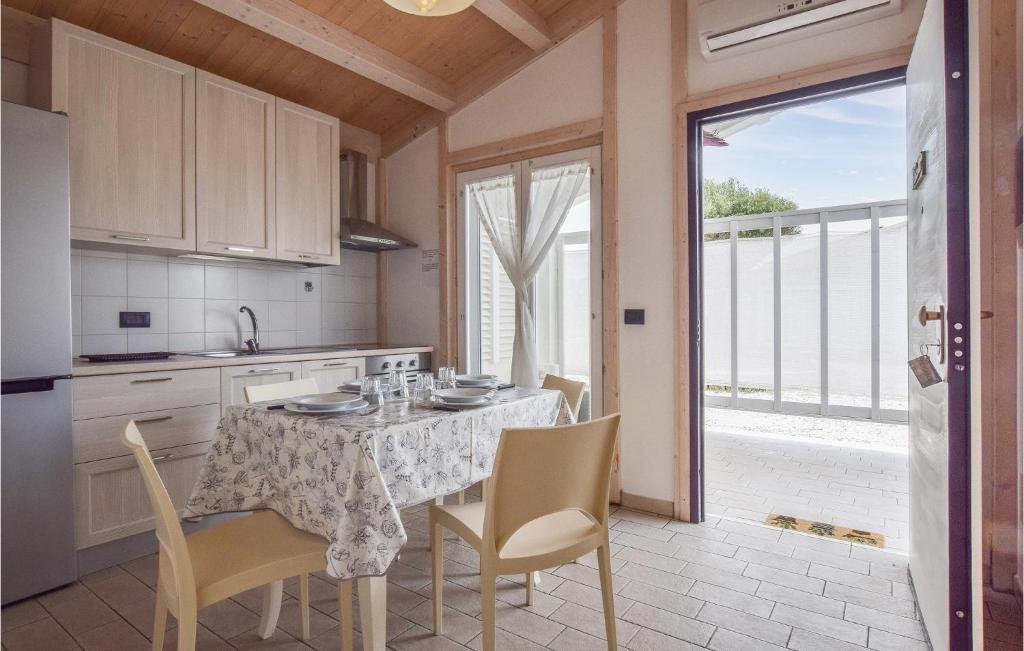 2 Bedroom Cozy Home In Torrenova photo 3
