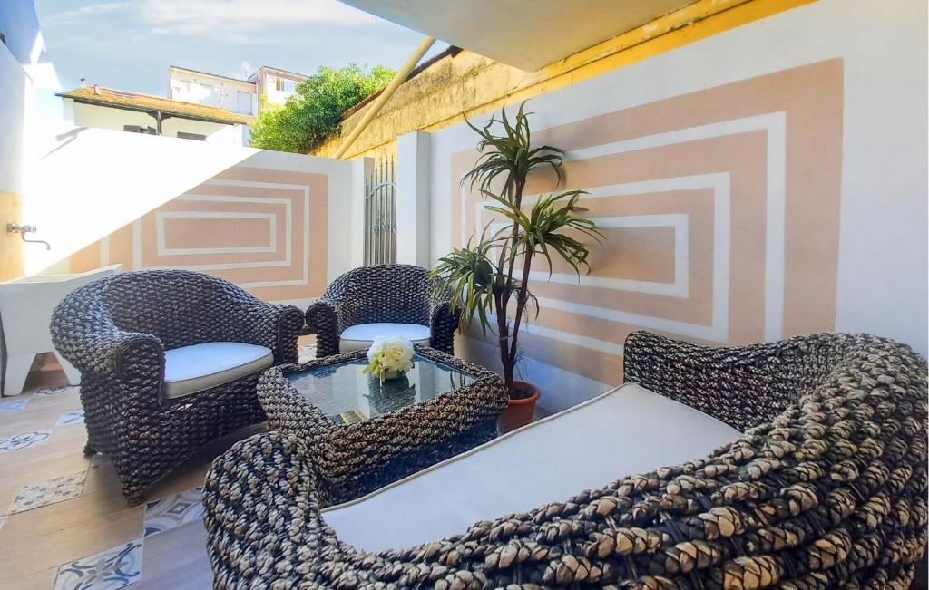 1 Bedroom Lovely Apartment In Viareggio — photo 1