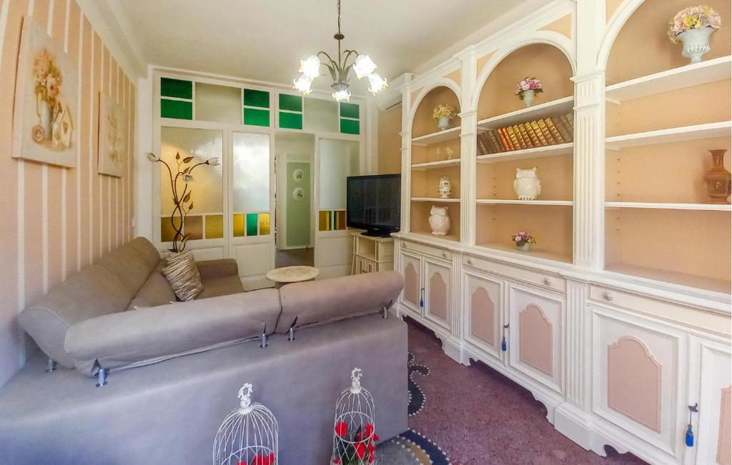 1 Bedroom Lovely Apartment In Viareggio photo 2
