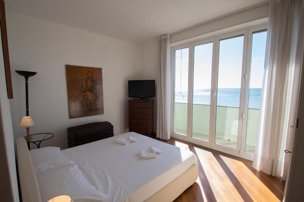 Splendido appartamento fronte mare con box doppio photo 2