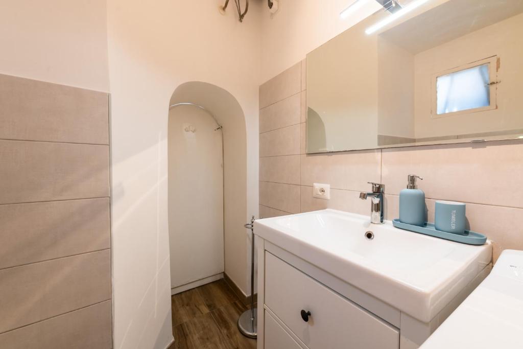 Archetto by the Vatican photo 3