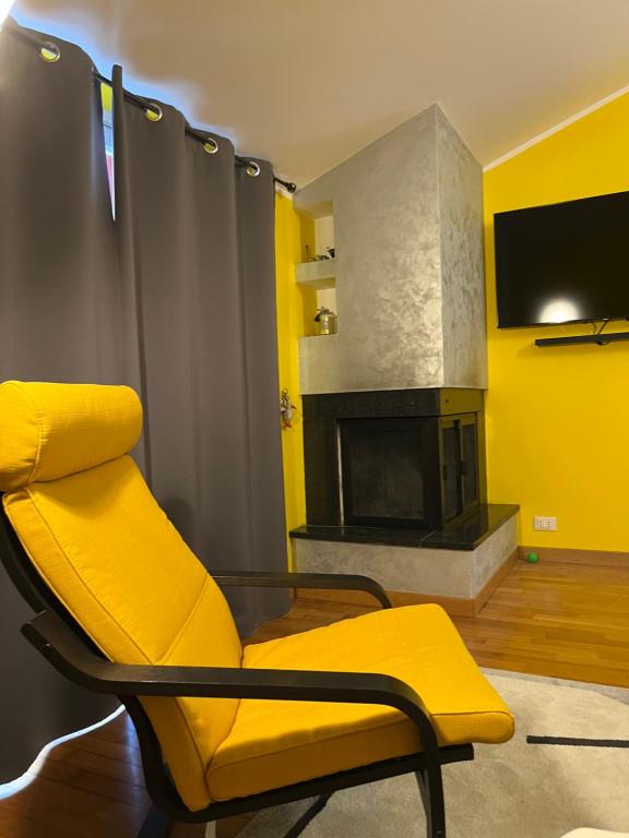 Yellow House photo 2