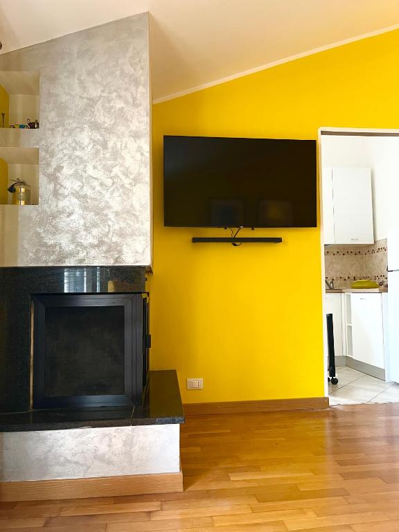 Yellow House photo 3