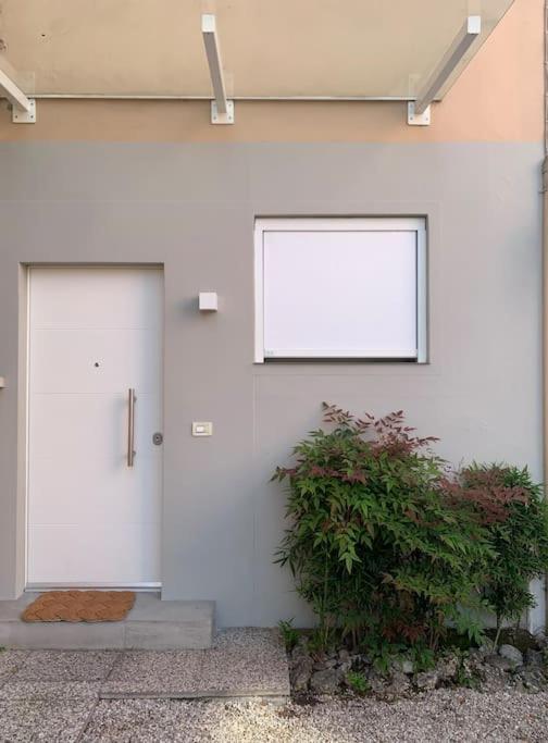 STUDIO 14 - apt design con terrazza sul fiume - 2 biciclette incluse - vicino al centro photo 2