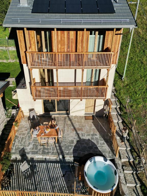 Modern chalet with hot tube — photo 1