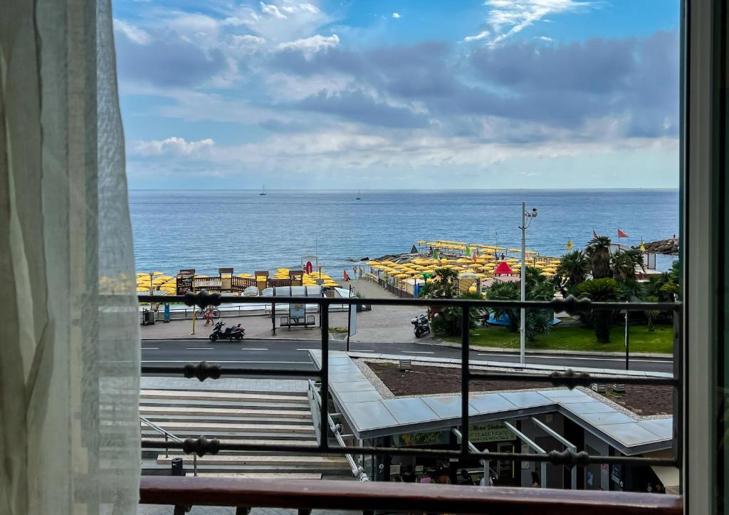 Splendido appartamento con vista mare su piazza Dante — photo 1