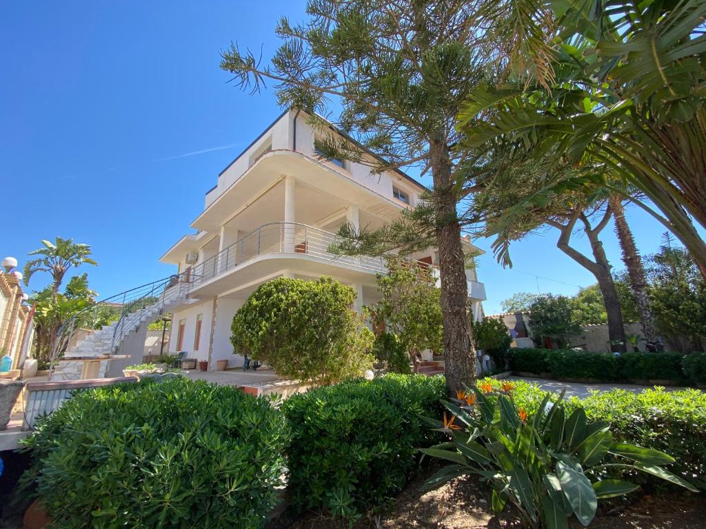 200m from the Sea - Large Private Patio with BBQ photo 2