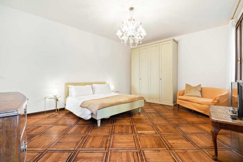 GuestHost - Del Remer Apartment - 5mins from San Marco sq photo 2