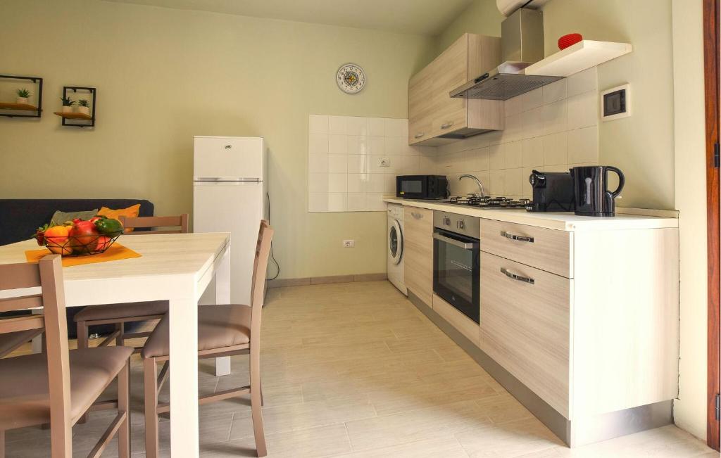 1 Bedroom Amazing Apartment In Trappeto photo 3