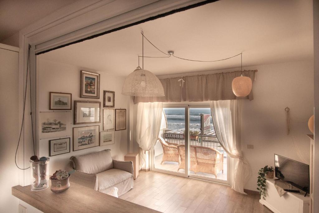 TERRACINA SEA FRONT FANTASTIC APARTMENT WITH ONE CAR PRIVATE OPEN PARKING photo 2