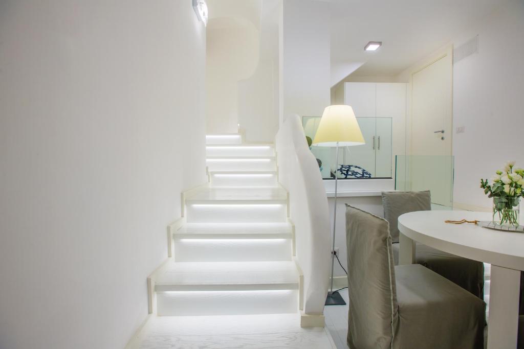 White Stylish Apartment 3 photo 3