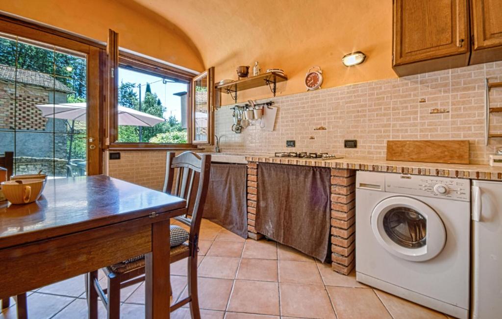 Stunning Apartment In Varese Ligure photo 2