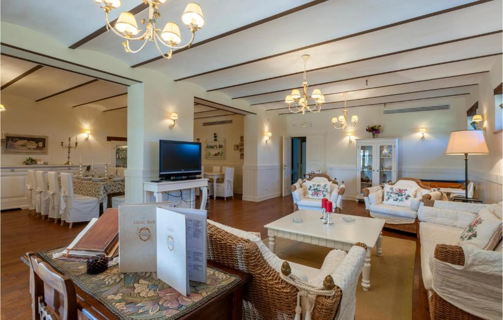 6 Bedroom Beautiful Home In Treia photo 3