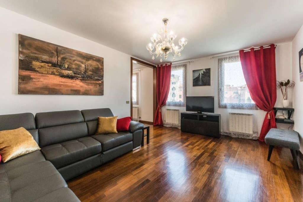 Rialto apartment with Canal Grande view — photo 1